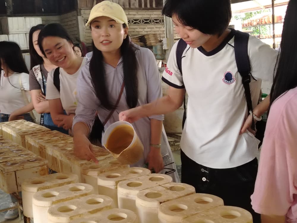 霹;头/马中青年共赏传统工艺 沙容陶瓷工坊成文化热点