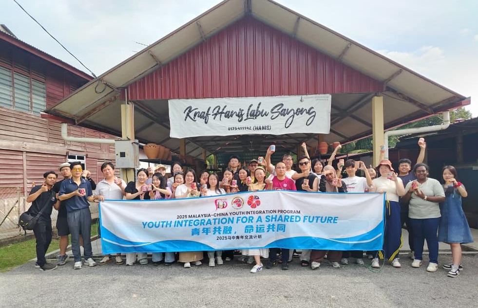 霹;头/马中青年共赏传统工艺 沙容陶瓷工坊成文化热点