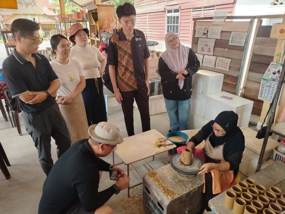 霹;头/马中青年共赏传统工艺 沙容陶瓷工坊成文化热点