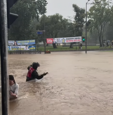 韩国光州暴雨惊见传奇外送员！水深及腰跋涉取货感动800万人