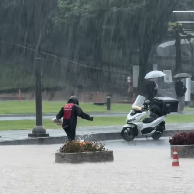 韩国光州暴雨惊见传奇外送员！水深及腰跋涉取货感动800万人