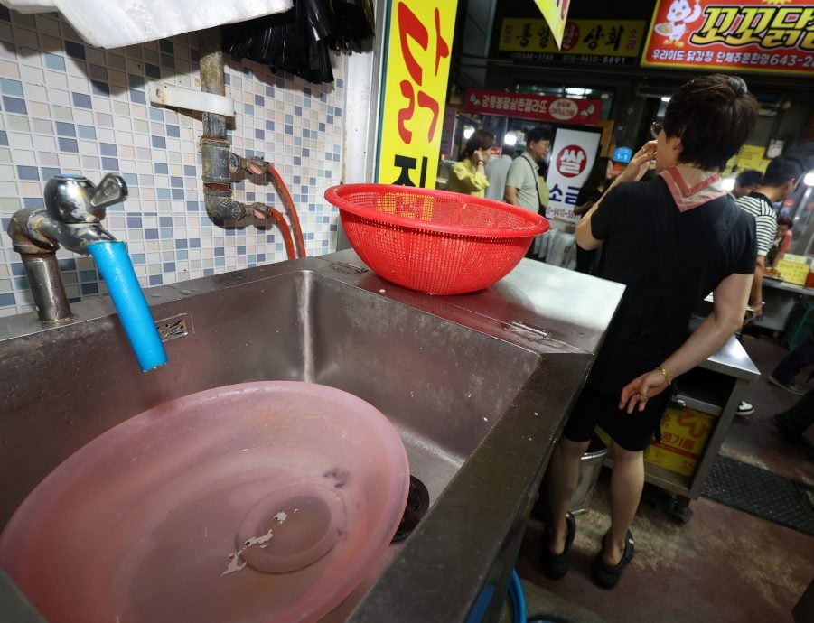 韩国江陵最严重旱灾!蓄水量“跌破15%”民众抢水 用湿纸巾扫厕所