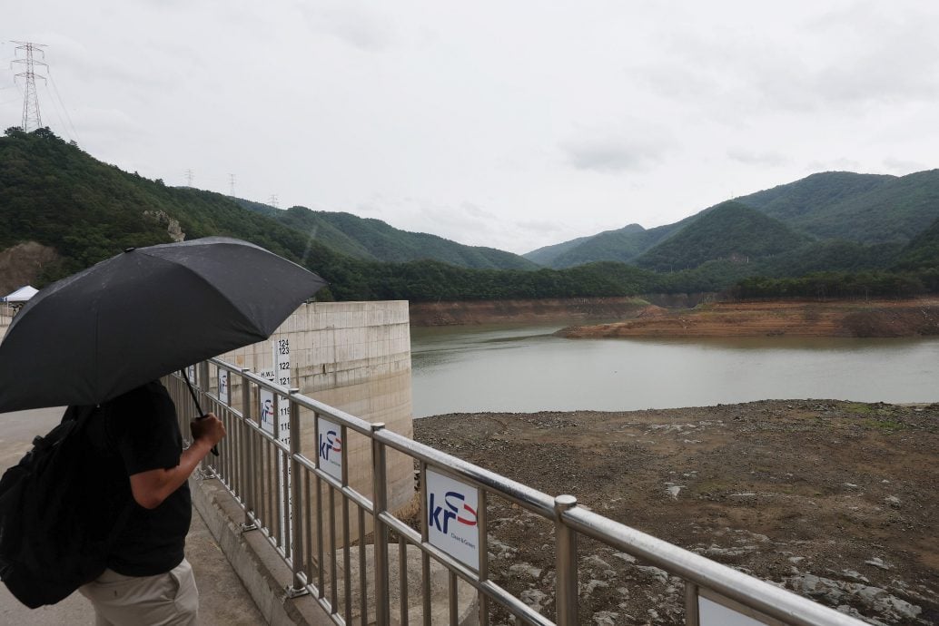 韩国江陵最严重旱灾!蓄水量“跌破15%”民众抢水 用湿纸巾扫厕所