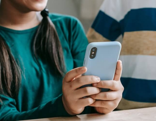 韩国禁全国学生课堂上用手机