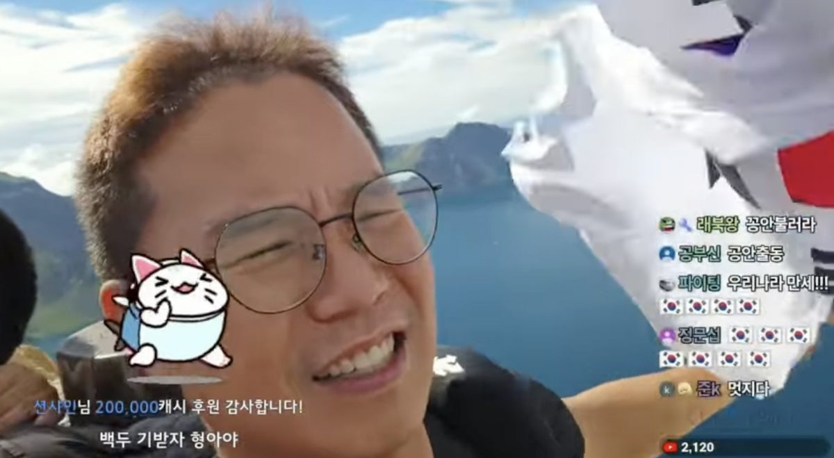 韩网红在长白山上挥韩国国旗唱国歌 国旗被收后遭公安带走6小时