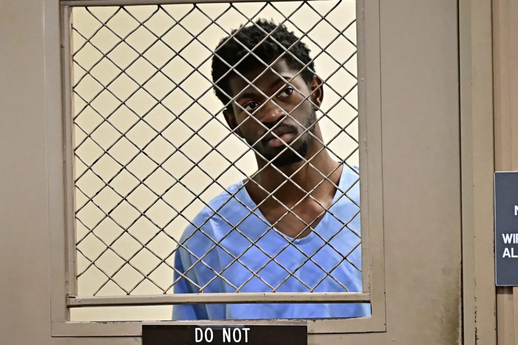 饶舌歌手打警察被逮捕　狼狈拘留照曝光