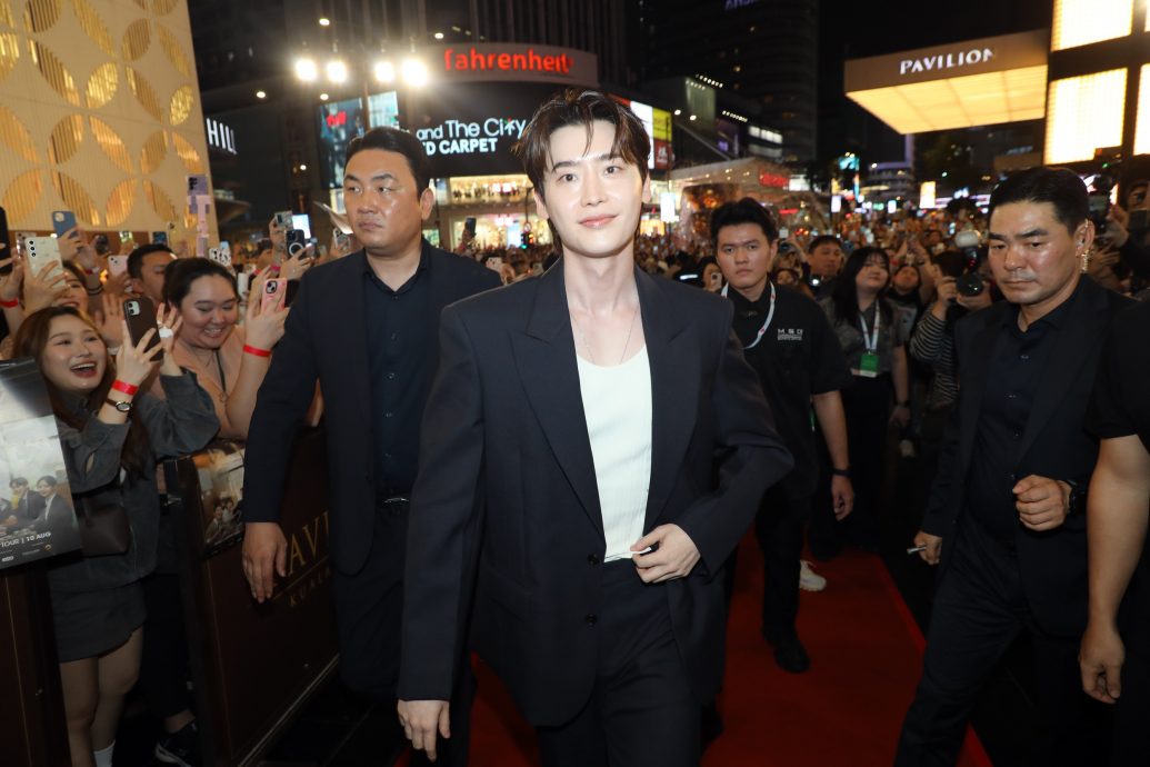 首来马引逾千粉丝朝圣 李锺硕文佳煐狂自拍惹尖叫