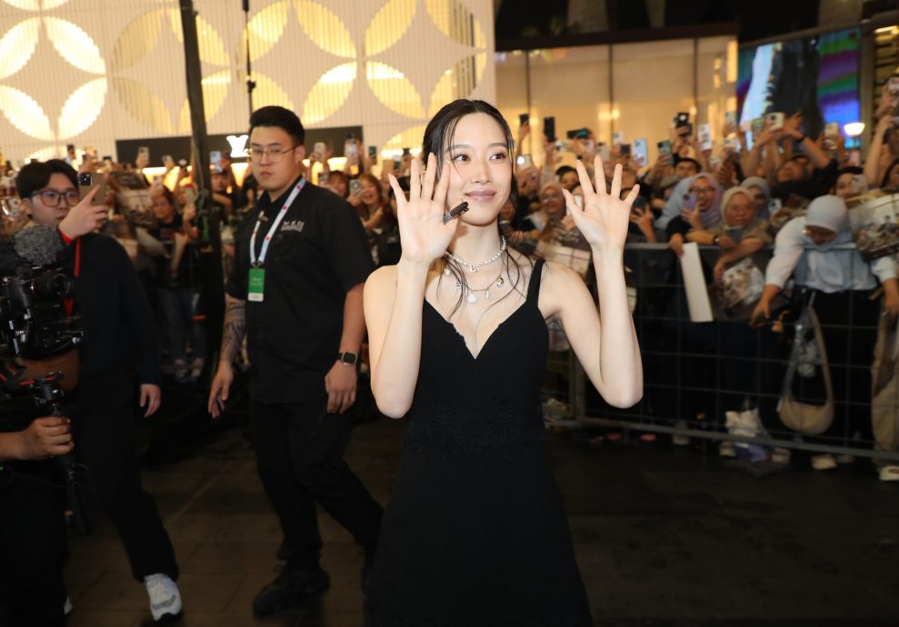 首来马引逾千粉丝朝圣 李锺硕文佳煐狂自拍惹尖叫