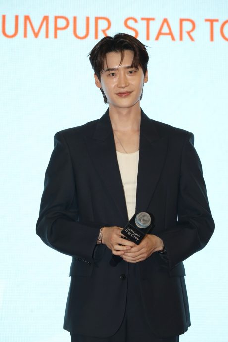 首来马引逾千粉丝朝圣 李锺硕文佳煐狂自拍惹尖叫