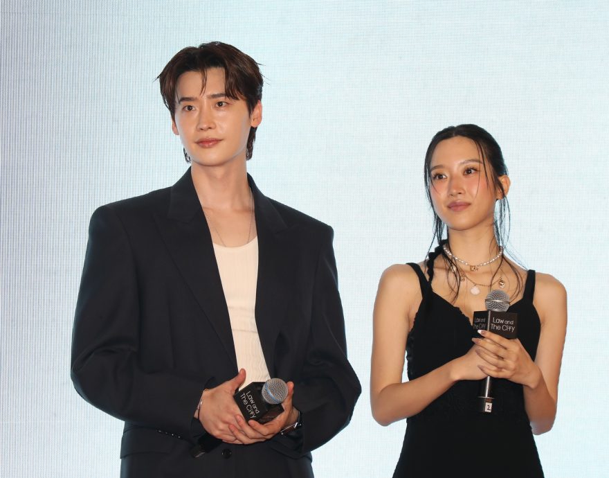 首来马引逾千粉丝朝圣 李锺硕文佳煐狂自拍惹尖叫