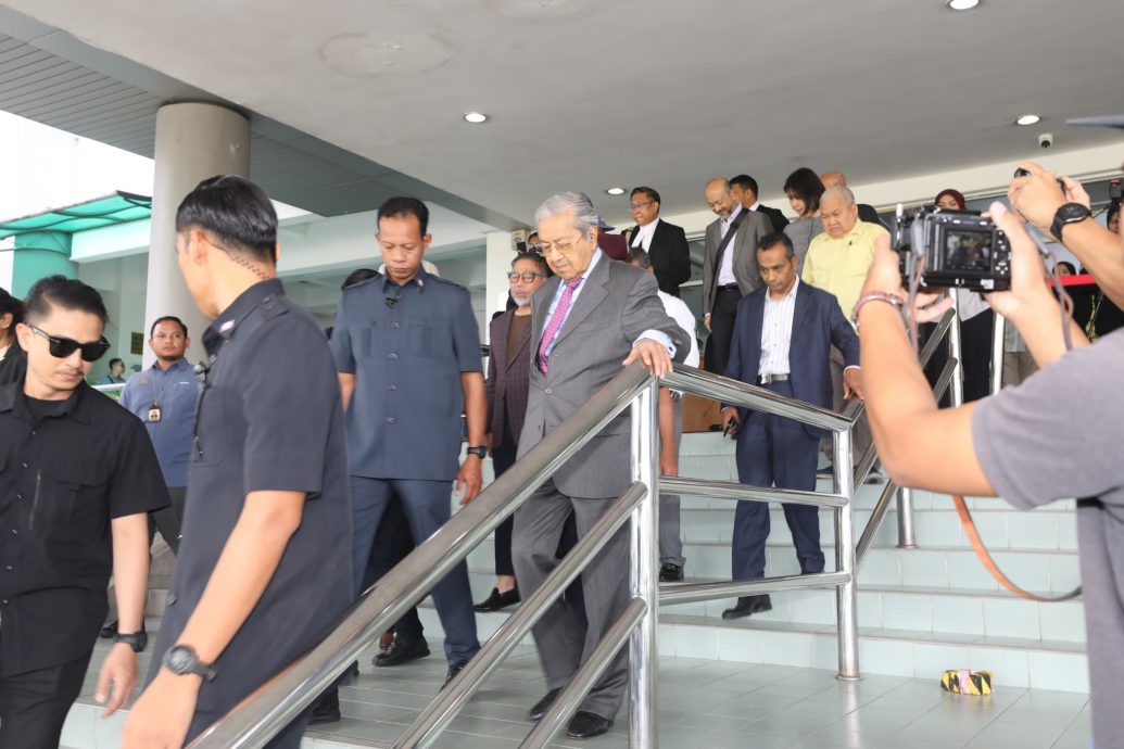 马哈迪诉安华诽谤案 延至10月21日开审