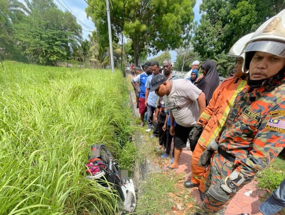 骑摩托车疑失控坠沟渠 华裔长者丧命