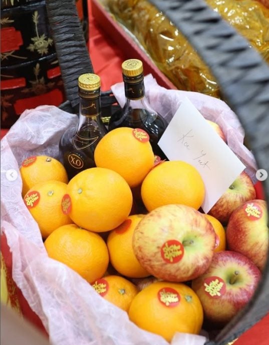 高艺晒过大礼照 未婚夫水果篮藏甜蜜纸条