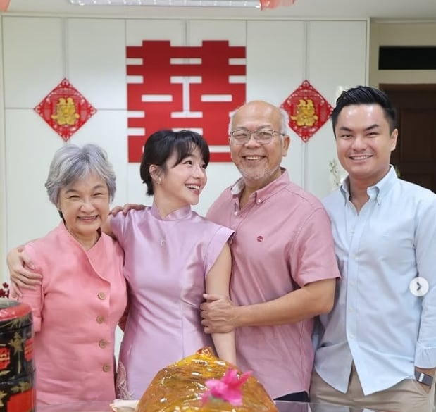 高艺晒过大礼照 未婚夫水果篮藏甜蜜纸条