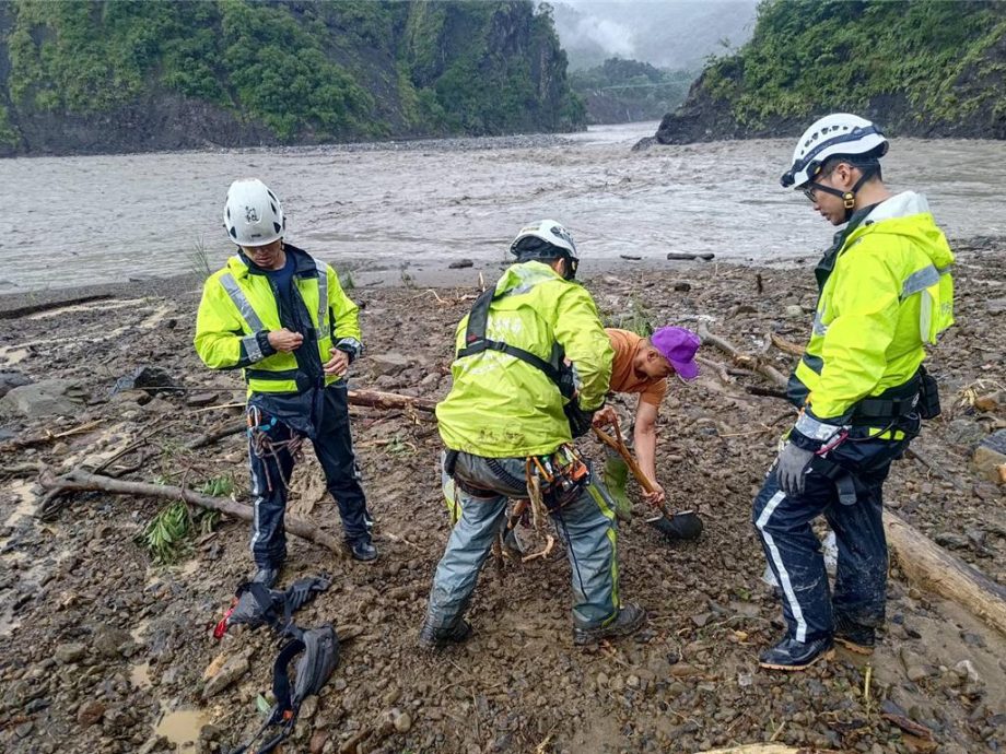 高雄一家五口坠谷 寻获扭曲车体未见遗骸