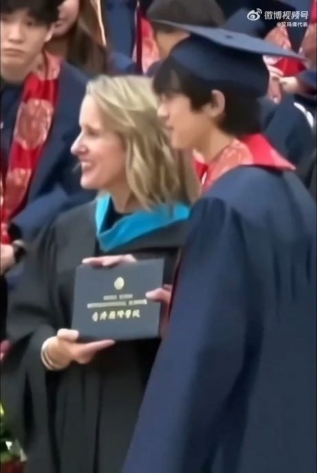 魔童单手接毕业证书惹议　张智霖笑言回家“掴两巴”