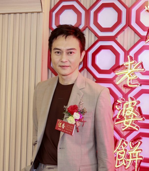 魔童单手接毕业证书惹议　张智霖笑言回家“掴两巴”