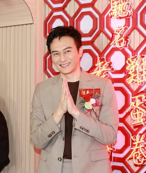 魔童单手接毕业证书惹议　张智霖笑言回家“掴两巴”