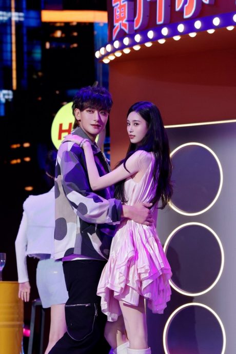 黄子韬不满老婆露腿　当众训斥徐艺洋穿裤子