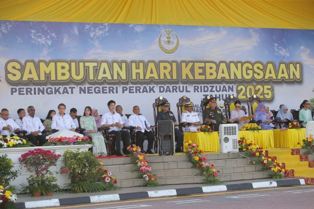 黑服失常女上台图接近 霹苏丹临危不乱继续仪式