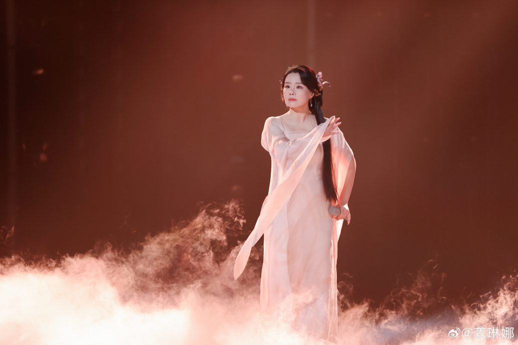 龚琳娜腰椎间盘突出险瘫痪 卧床3个月无法起身