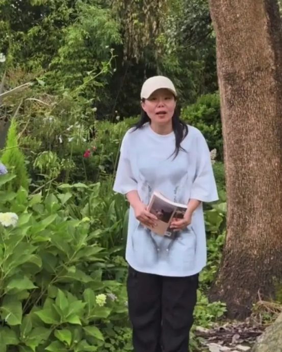 龚琳娜腰椎间盘突出险瘫痪 卧床3个月无法起身