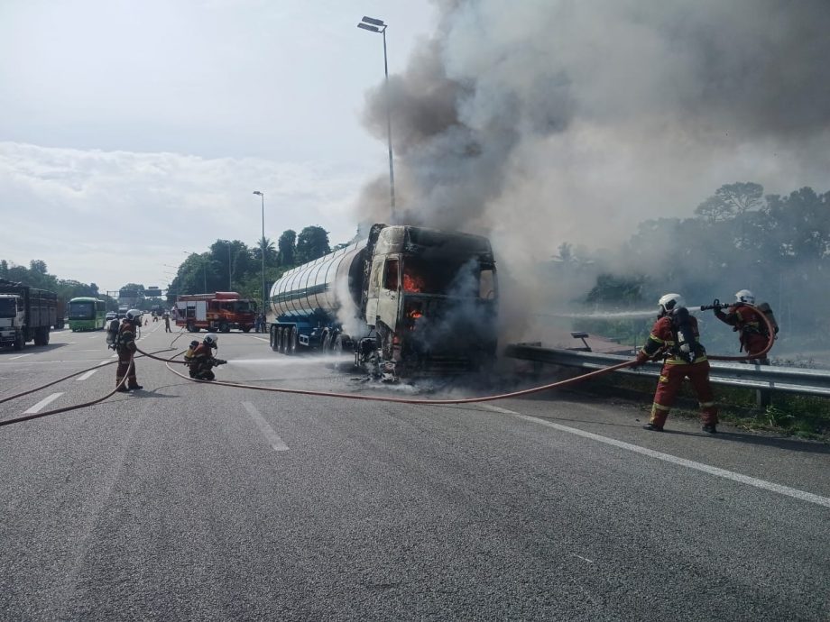 （供星洲网）油槽罗里大道行驶途中突着火，司机及时逃脱无人伤亡