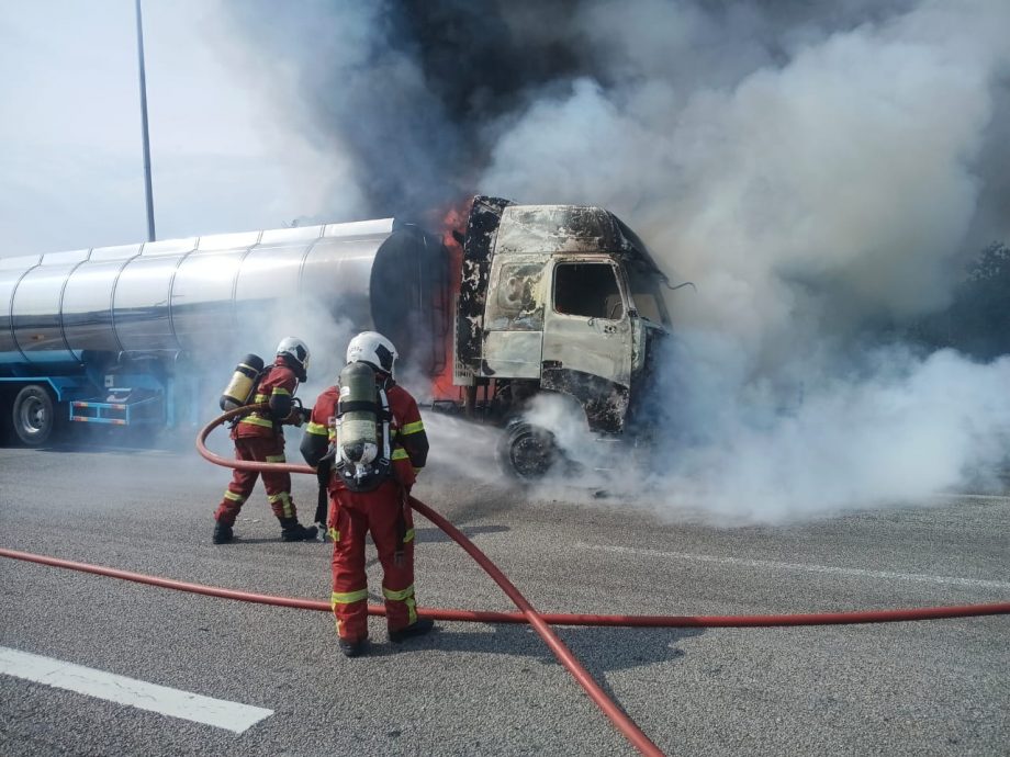 （供星洲网）油槽罗里大道行驶途中突着火，司机及时逃脱无人伤亡