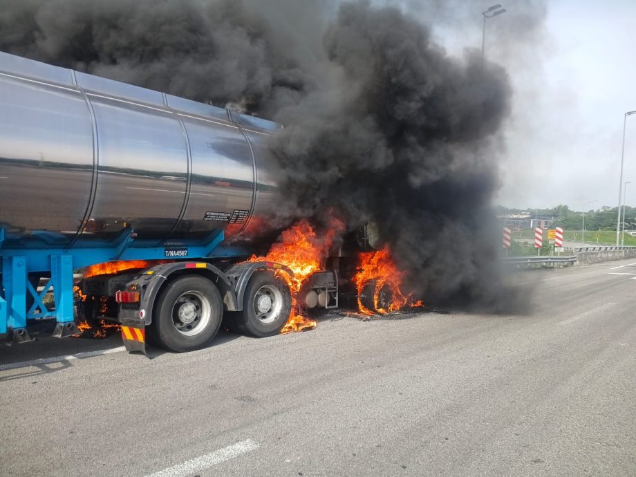 （供星洲网）油槽罗里大道行驶途中突着火，司机及时逃脱无人伤亡