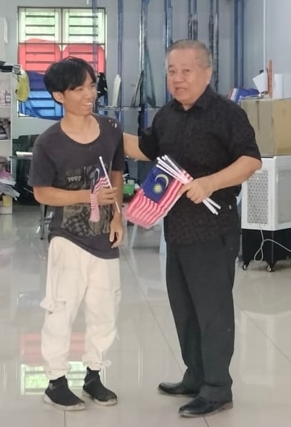 （全国版）倒挂国旗|甲抛峇底五金店及同排商铺恢复营业