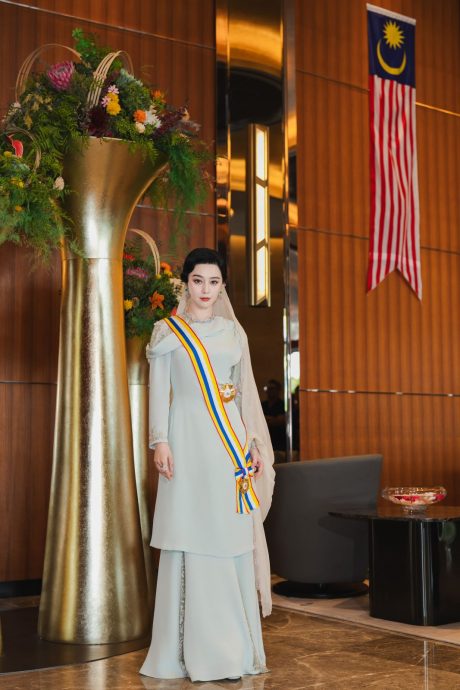 (全国版)我国知名国际服装设计师吕例霓(Melinda Looi)精心设计范冰冰受封服装