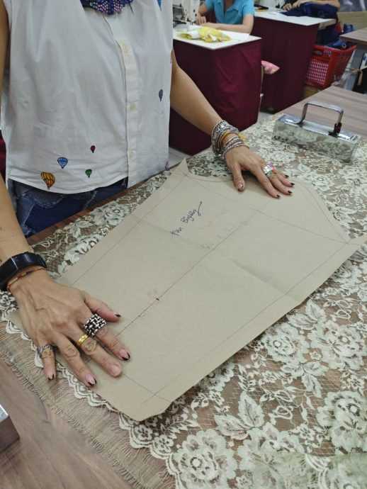 (全国版)我国知名国际服装设计师吕例霓(Melinda Looi)精心设计范冰冰受封服装