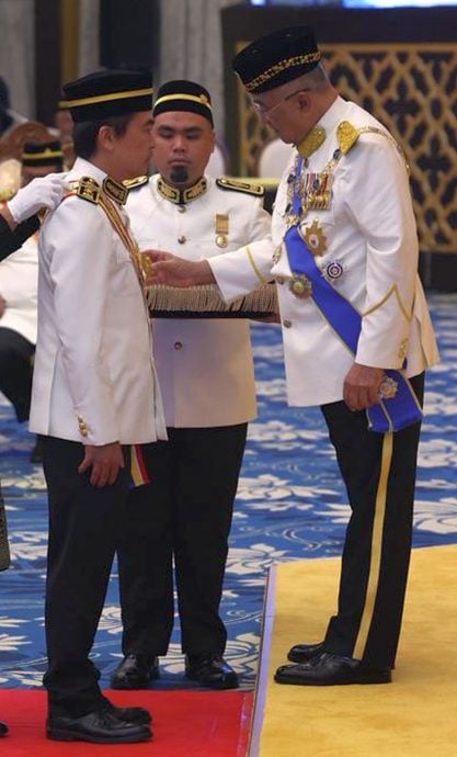 (全国版)甲州周一封赐900人 179名华裔