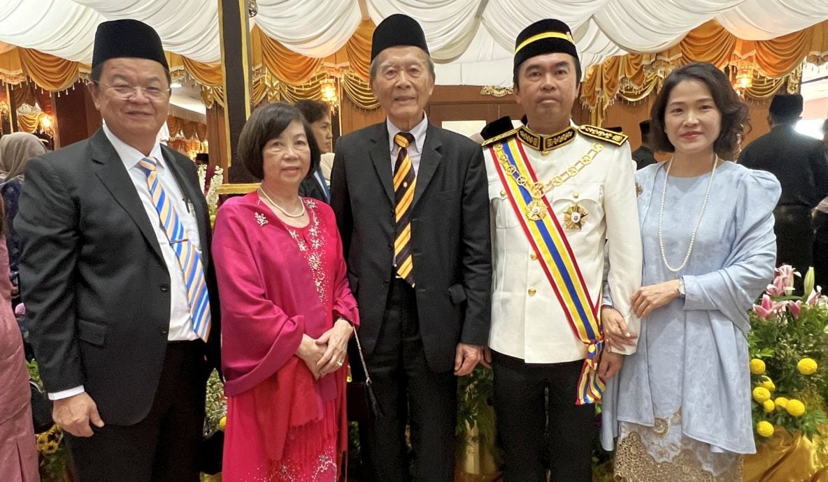 (全国版)甲州周一封赐900人 179名华裔