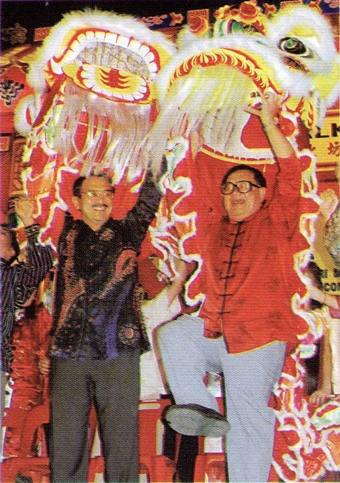 （古城封底主文） 用眼睛去旅游：30年醒狮远行北京