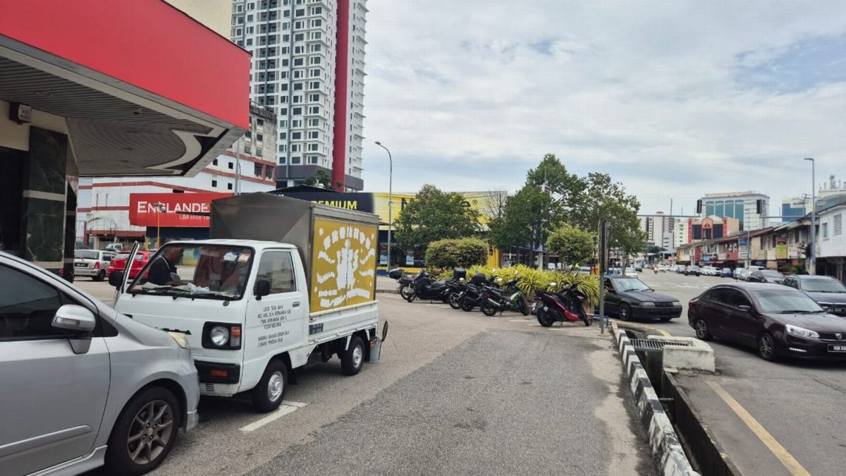 (古城封面副文)王金辉路出现“怪阿姨”