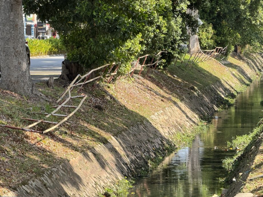 （古城封面副文）默迪卡大路破旧铁栏杆有望明年“退役”