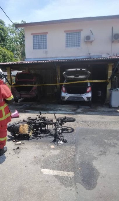 (古城版)男子纵火殃及本身摩托车 最终弃“车”而逃