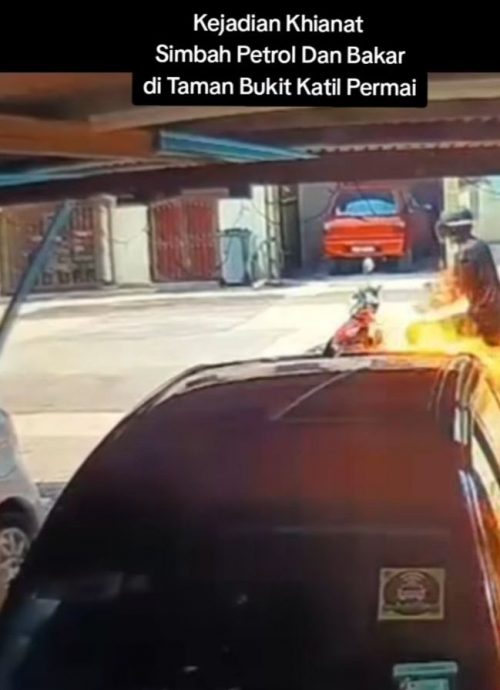 (古城版)男子纵火殃及本身摩托车 最终弃“车”而逃