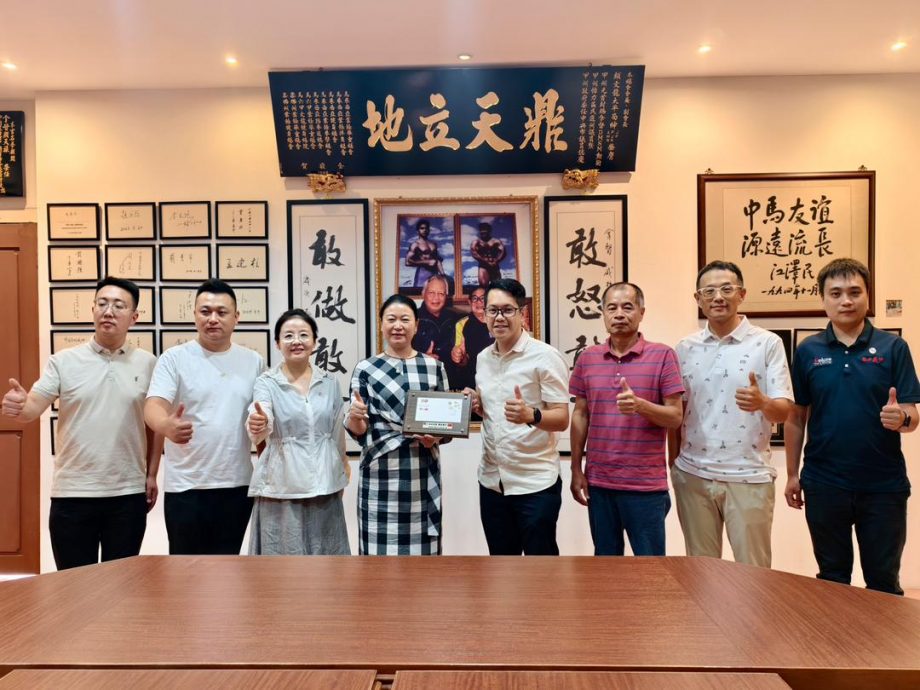 （古城版）颜天禄接见中国陕西西凤酒股份有限公司副总经理周艳花