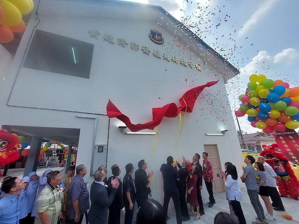 (古城第4版主文)巴淡芙露华小“黄起夸郭发娘”双层教学楼开幕