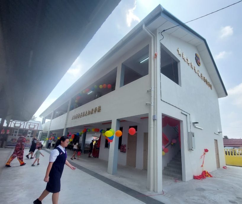 (古城第4版主文)巴淡芙露华小“黄起夸郭发娘”双层教学楼开幕