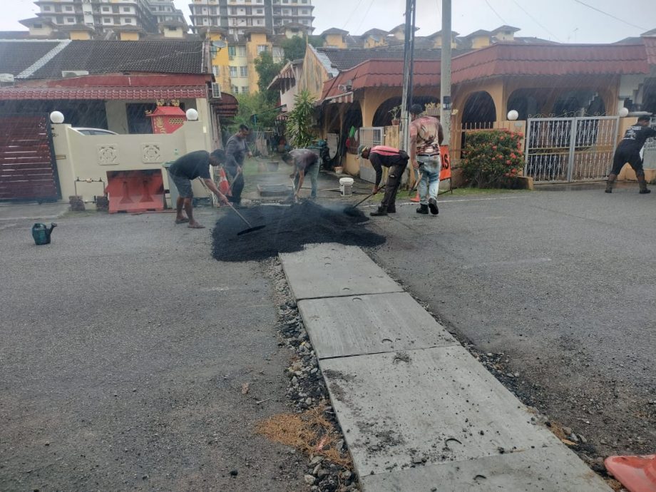 （古城第七版主文）每每进入葡萄牙村大路铁盖“哐啷”巨响，市政厅提升洋灰沟盖及设路丘