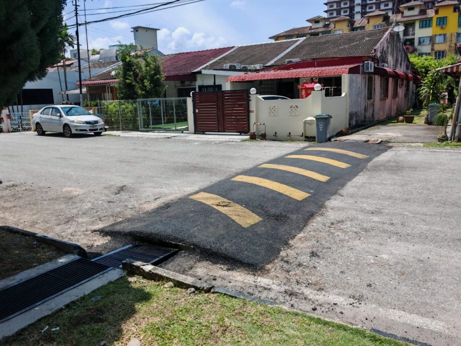 （古城第七版主文）每每进入葡萄牙村大路铁盖“哐啷”巨响，市政厅提升洋灰沟盖及设路丘