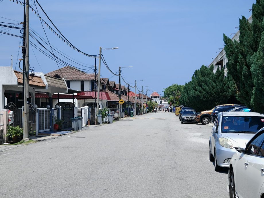 （古城第七版主文）每每进入葡萄牙村大路铁盖“哐啷”巨响，市政厅提升洋灰沟盖及设路丘