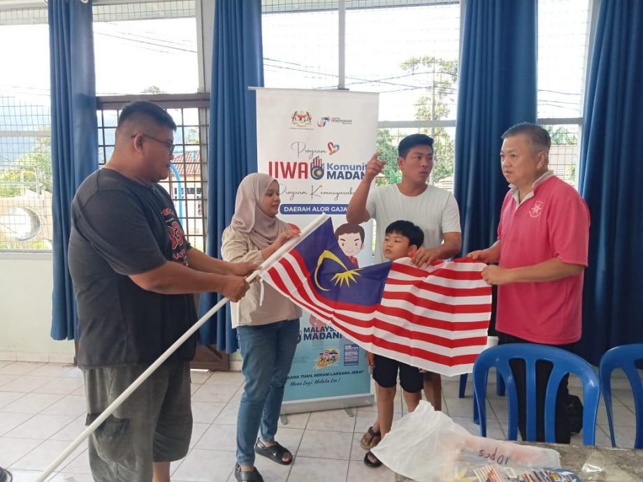 (古城第七版主文)派发国旗活动