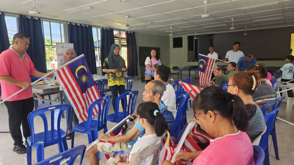 (古城第七版主文)派发国旗活动