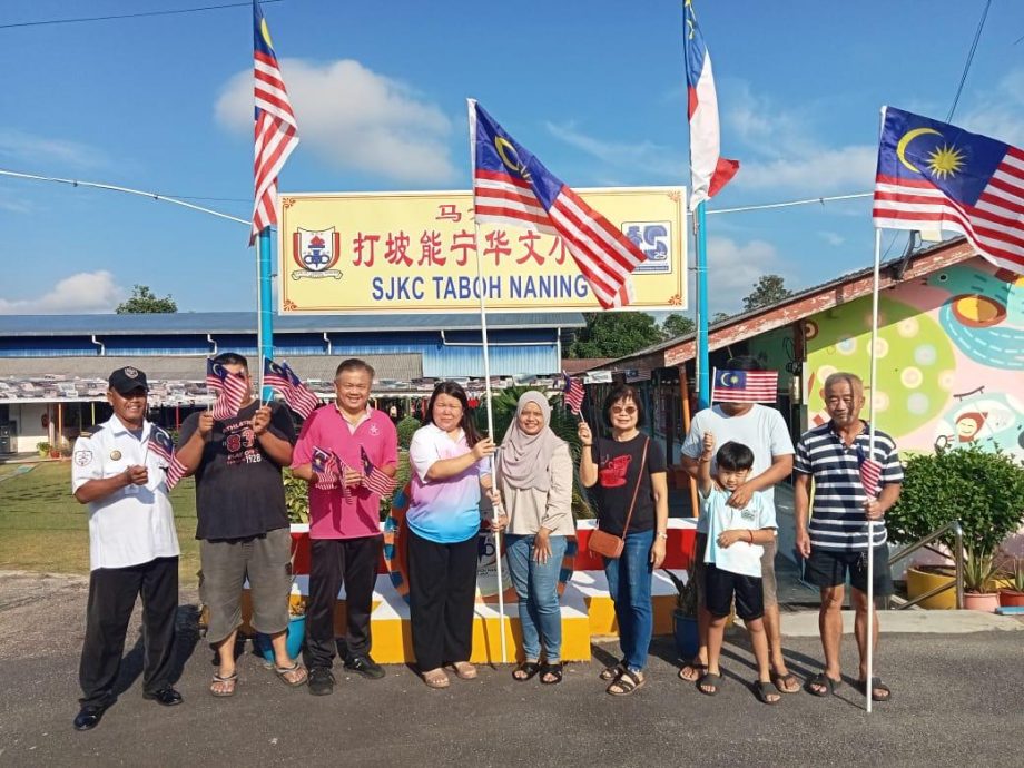 (古城第七版主文)派发国旗活动