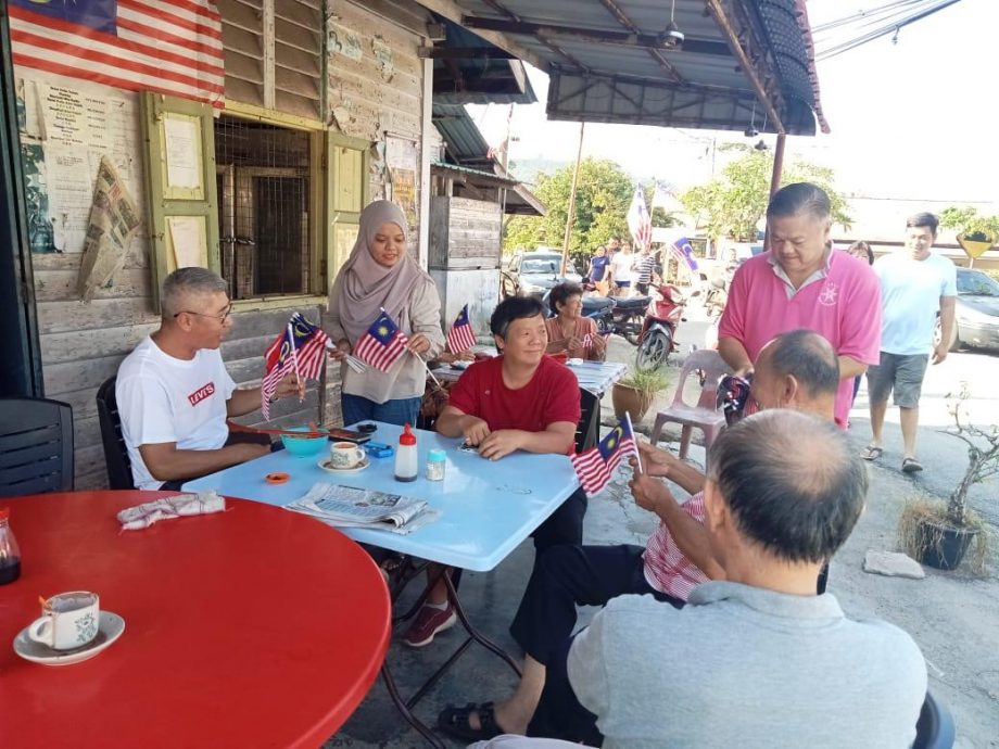 (古城第七版主文)派发国旗活动