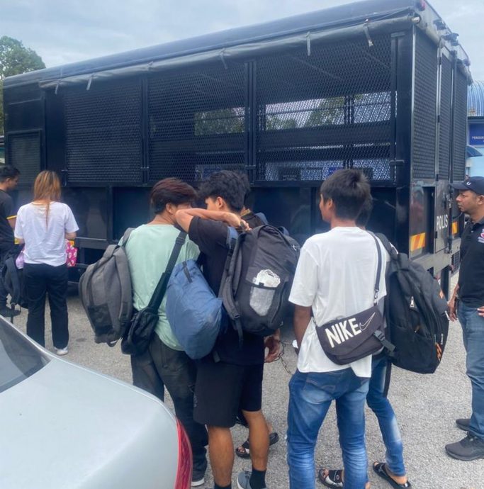 （古城第二版主文）甲陆路交通局2行动扣押45车